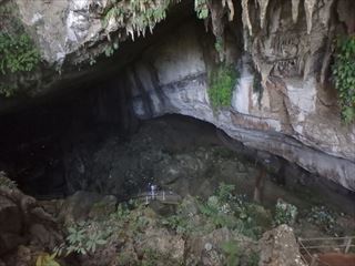 水の流れる爽やかなクリアウォーター洞窟