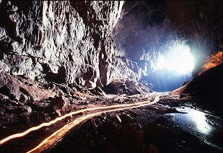 世界最大規模の貫通型洞窟ディア洞窟