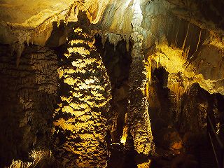 鍾乳石が美しいラング洞窟