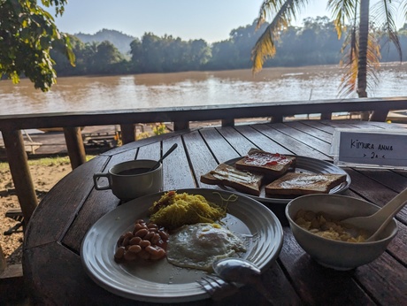 川を眺めながら朝食を